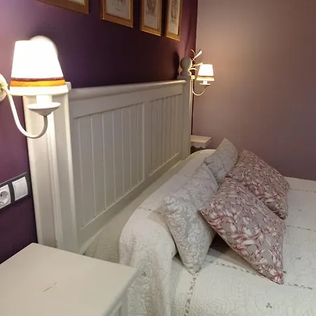 El Cuartel De فندق Lugueros