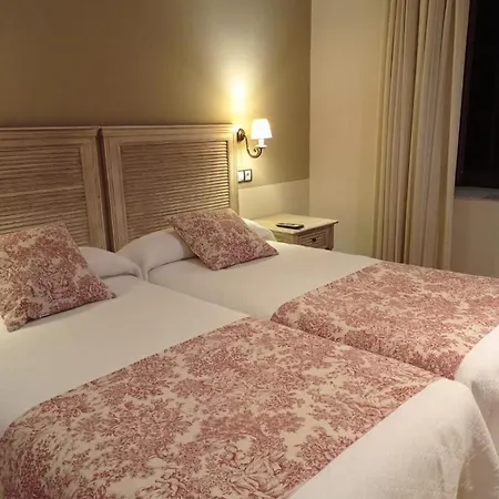 El Cuartel De فندق Lugueros