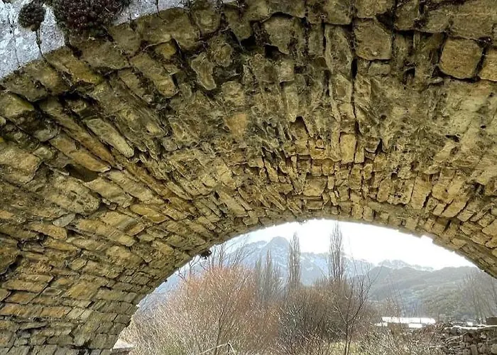 El Cuartel De فندق Lugueros