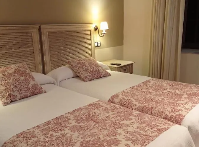 El Cuartel De فندق Lugueros