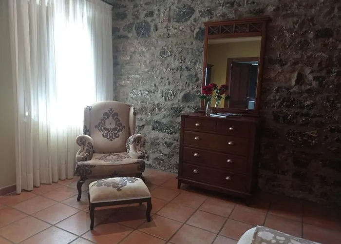 El Cuartel De فندق Lugueros